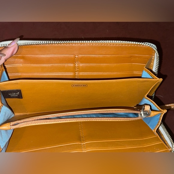 Coach Chelsea Pebbled Accordion Zip Around Wallet Parchment F40596 EUC - Picture 2 of 8